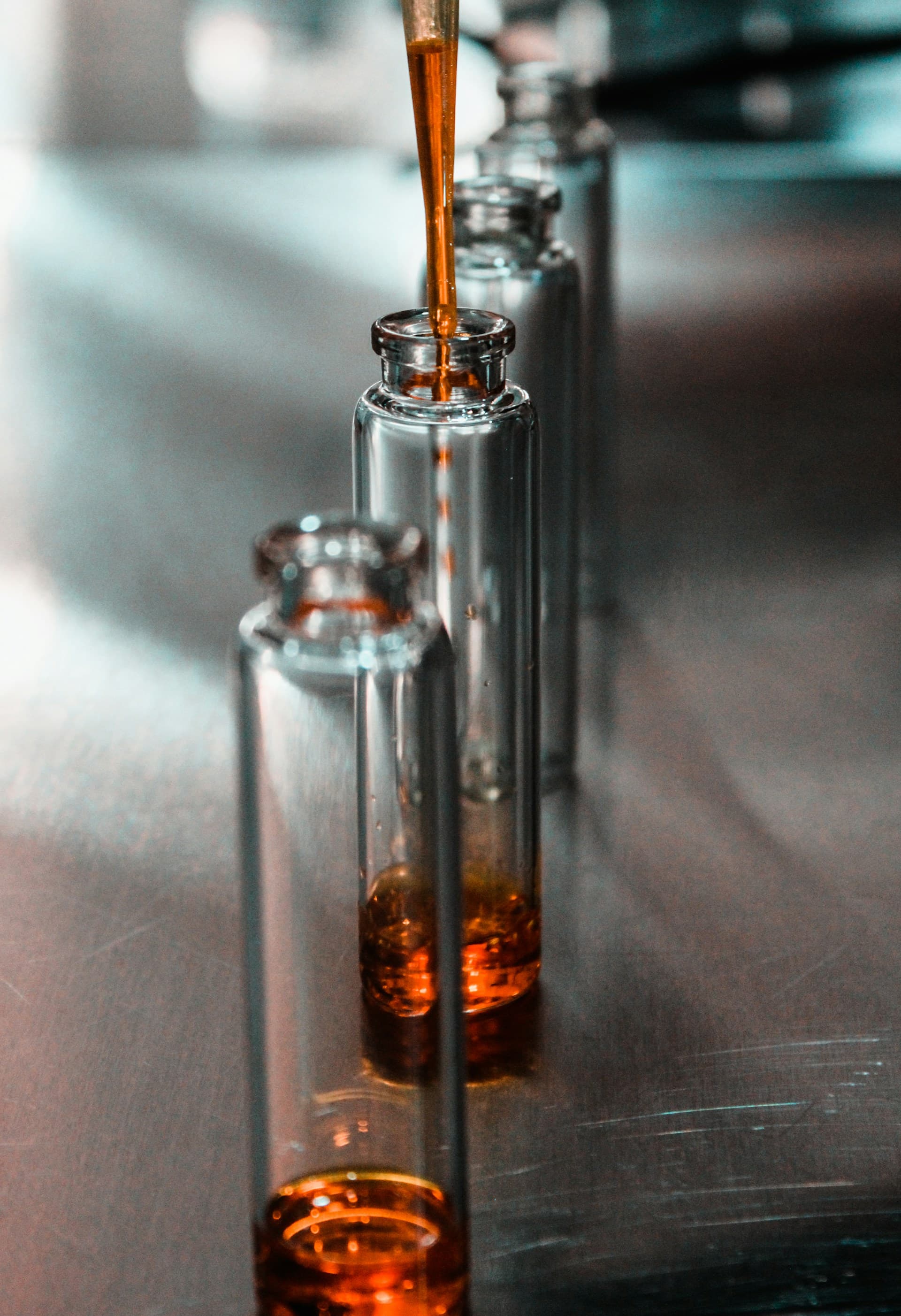Proceso artesanal de decant de perfume NOCTUA